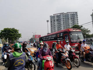 Hà Nội sáng 30/4: Cửa ngõ tắc nghẹt, nội đô yên bình