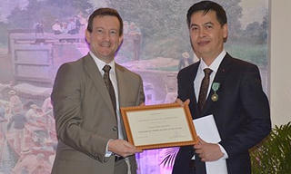 Trao huân chương Hiệp sĩ Văn học và Nghệ thuật.