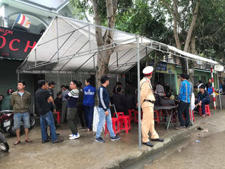 Một cán bộ ngân hàng đâm bố đẻ tử vong