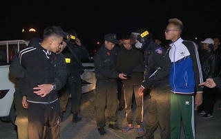 Nhóm ‘racing boy’ ném gạch vào mặt công an 