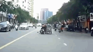 Phẫn nộ trước hành động gây tai nạn rồi bỏ chạy của người đàn ông lái xe tự chế