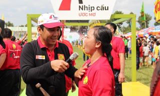 Quyền Linh hạnh phúc khi tham gia xây cầu cho dân nghèo