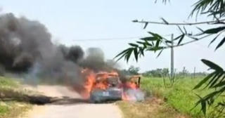 Xe ô tô lưu thông trên đường có nhiều rơm rạ bất ngờ bốc cháy dữ dội