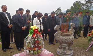 Dâng hương viếng mộ Đại tướng Võ Nguyên Giáp