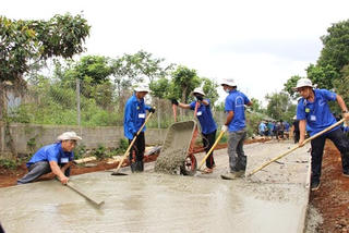Mang sức trẻ đến với buôn làng