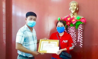Người phụ nữ nghèo không tham của rơi, dùng tiền thưởng ủng hộ chống dịch