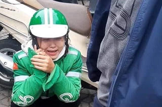 Nữ tài xế GrabBike ôm mặt khóc nức nở sau khi bị lừa mất điện thoại