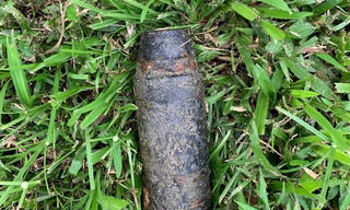 Đi tập thể dục, phát hiện đạn pháo nằm trên bãi cỏ công viên ở Huế