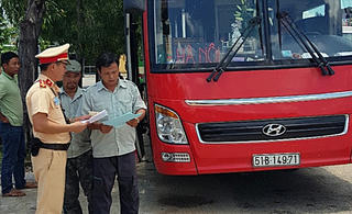 CẢNH BÁO: Mua bằng lái 5 triệu đi lái xe khách giường nằm