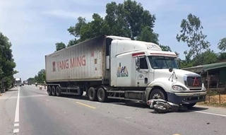 Nam sinh lớp 8 chết thương tâm dưới gầm xe container