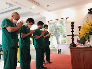Điều dưỡng nén đau thương làm nhiệm vụ khi cha qua đời