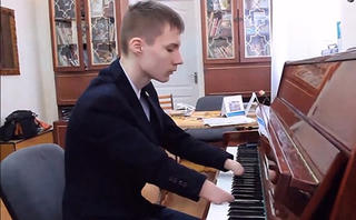 Cảm phục chàng trai không bàn tay vẫn chơi piano điêu luyện