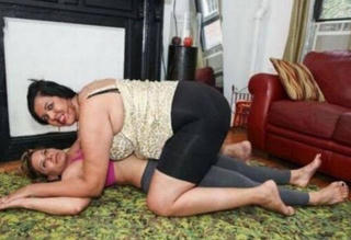 Cô gái khổng lồ làm giàu bằng nghề ‘lấy thịt đè người’