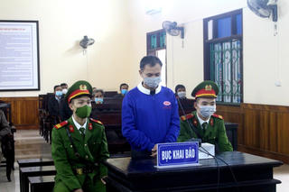 Dùng 2 dao đâm chém vợ nhiều nhát rồi tự tử 