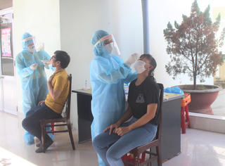 Ngoài đi coi thi, thầy giáo mắc Covid-19 tiếp xúc nhiều người