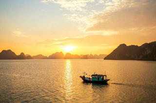 Hoàng hôn đẹp nhất châu Á ở vịnh Hạ Long, Mũi Né