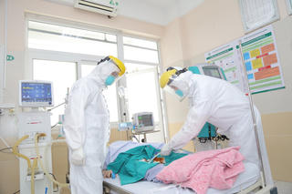 Gạt lo lắng để lao vào tâm dịch