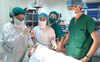 Bé gái 3 tuổi chung sống với kim khâu trong 2 năm