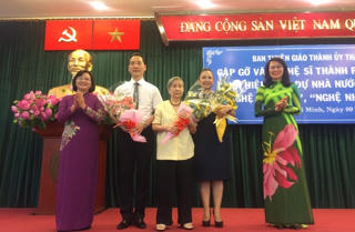 Lãnh đạo TP Hồ Chí Minh gặp mặt văn nghệ sĩ