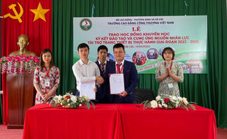 Đắk Lắk: Trao học bổng cho sinh viên nghèo vượt khó
