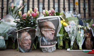 [ẢNH] Người dân Anh đau buồn trước sự ra đi của Hoàng thân Philip