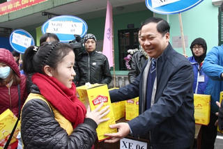 Đại gia đình cùng về quê đón Tết