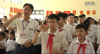 [VIDEO] Học sinh khuyết tật hát Quốc ca bằng tay trong lễ khai giảng