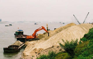 Giá cát và thép tăng kỷ lục