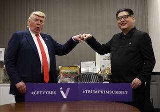 'Ông Trump' và 'ông Kim' cụng tay nhau vì hòa bình thế giới
