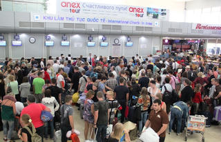 Bị cấm bay 9 tháng vì quấy rối hành khách nữ