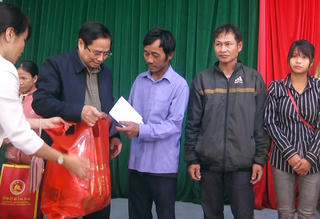 Trưởng ban Tổ chức Trung ương Phạm Minh Chính tặng quà Tết ở Quảng Nam