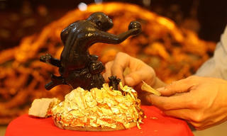 Độc đáo tượng khỉ dát vàng