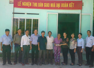 Phú Yên: Bàn giao 14 nhà Đại đoàn kết cho hộ nghèo, hộ chính sách