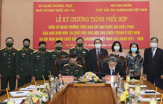 Phối hợp khắc phục hậu quả bom mìn và chất độc hóa học sau chiến tranh ở Việt Nam