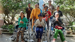 Sư cô giàu lòng thiện nguyện