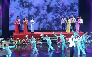 Quà tháng 5 dâng Người