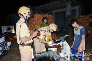 Chấn chỉnh tình trạng người dân không đội mũ bảo hiểm khi đi xe máy