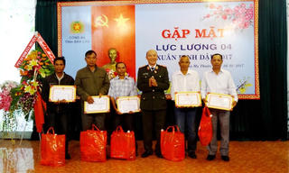 Công an tỉnh Đắk Lắk gặp mặt quần chúng tiêu biểu ở các buôn làng