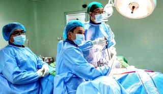 Lấy đầu đạn nằm trong cơ thể cựu binh 51 năm
