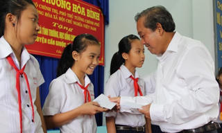 Phó Thủ tướng Trương Hòa Bình dự lễ trao quà từ thiện tại Long An
