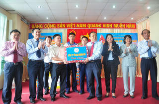 Yến sào Khánh Hòa tặng quà 'Xuân biên giới - Tết hải đảo' đến đảo Trường Sa
