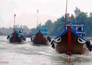 Vươn khơi bám biển