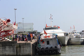 Tàu siêu tốc thả trôi trên biển với 78 hành khách