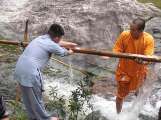 Siêu quậy lên chùa