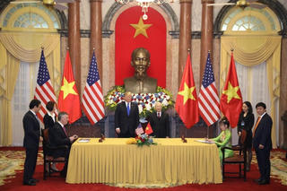 Tổng thống Trump chứng kiến lễ ký hợp đồng mua 100 tàu bay giữa Vietjet và Boeing