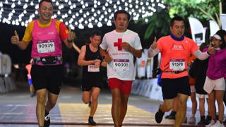 Ông Đoàn Ngọc Hải tiếp tục chinh phục giải chạy 42 km ở Hà Nội