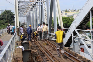Xà lan đâm cầu Bình Lợi, giao thông đường sắt tê liệt nhiều giờ liền
