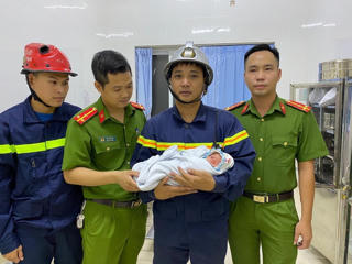 Giải cứu bé sơ sinh bị mẹ bỏ rơi giữa khe tường
