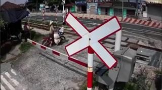 Cố băng qua đường tàu, người phụ nữ suýt mất mạng