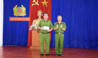 Thưởng nóng chiến công bắt đối tượng dùng dao cướp tài sản trong đêm